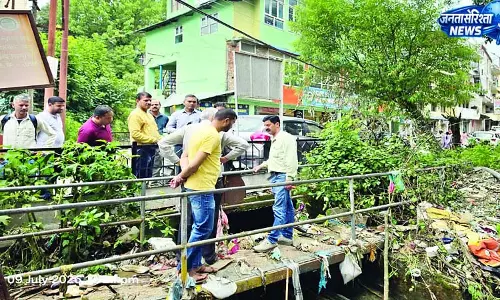 बारिश से उफना नाला, पदर बाजार की दुकानों में घुसा पानी