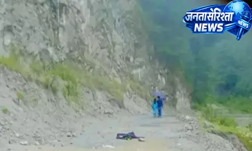 कुल्लू में पहाड़ी से गिरे पत्थर की चपेट में आने से बुजुर्ग की मौत, क्षेत्र में शोक की लहर कुल्लू में पहाड़ी से गिरे पत्थर की चपेट में आने से बुजुर्ग की मौत, क्षेत्र में शोक की लहर