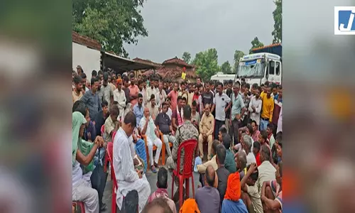कोयला लदे वाहन ने CRPF जवान को रौंदा, विरोध में 20 घंटे से सड़क जाम कोयला लदे वाहन ने CRPF जवान को रौंदा, विरोध में 20 घंटे से सड़क जाम