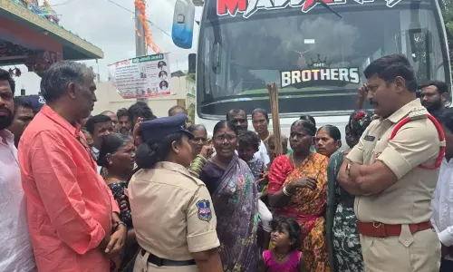 सिद्धपुर इको टाउन में विरोध प्रदर्शन तेज, पुलिस ने नेताओं को हिरासत में लिया सिद्धपुर इको टाउन में विरोध प्रदर्शन तेज, पुलिस ने नेताओं को हिरासत में लिया