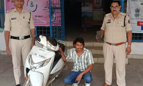 टांगी से सिर पर जानलेवा हमला कर मोबाइल और बाइक की लूट, दो गिरफ्तार टांगी से सिर पर जानलेवा हमला कर मोबाइल और बाइक की लूट, दो गिरफ्तार