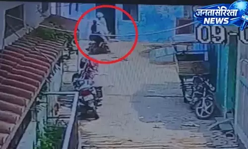 चलती कार सड़क में समाई, मीरजापुर का CCTV आया सामने चलती कार सड़क में समाई, मीरजापुर का CCTV आया सामने