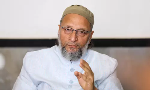 ओवैसी ने तेलंगाना के चीफ सेक्रेटरी से मुलाकात की, वोटर्स के लिए PRC की मांग की ओवैसी ने तेलंगाना के चीफ सेक्रेटरी से मुलाकात की, वोटर्स के लिए PRC की मांग की