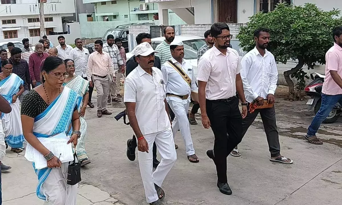 Telangana: वानापर्थी कलेक्टर ने शुष्क दिवस, मतदाता पुनरीक्षण गतिविधियों का निरीक्षण किया Telangana: वानापर्थी कलेक्टर ने शुष्क दिवस, मतदाता पुनरीक्षण गतिविधियों का निरीक्षण किया