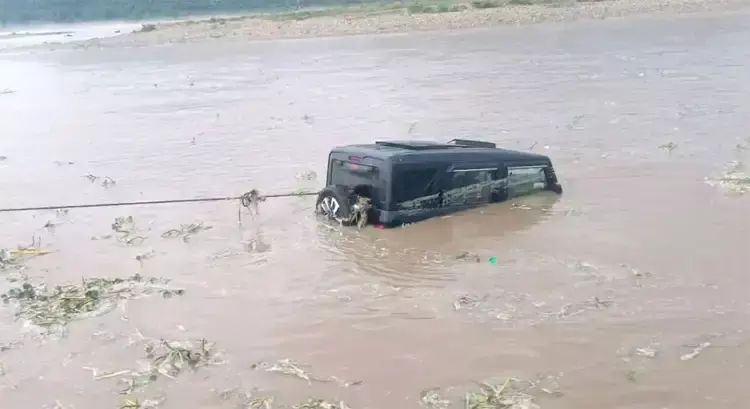 Haridwar: स्टंट के चक्कर में गंगा में फंसी थार, पुलिस ने की सख्त कार्रवाई Haridwar: स्टंट के चक्कर में गंगा में फंसी थार, पुलिस ने की सख्त कार्रवाई