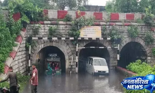 जलभराव से टुंडू अंडरपास बंद, सड़क पर लगा लंबा जाम जलभराव से टुंडू अंडरपास बंद, सड़क पर लगा लंबा जाम