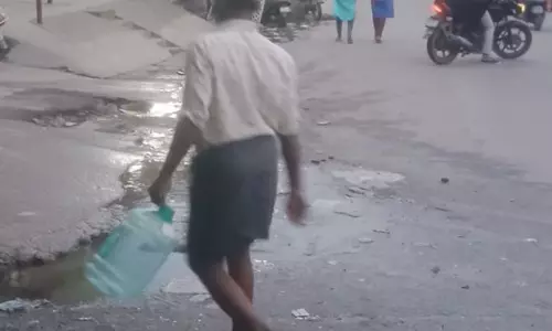 शेखपेट पानी की पाइपलाइन लीक होने से पीने का पानी बर्बाद हो रहा शेखपेट पानी की पाइपलाइन लीक होने से पीने का पानी बर्बाद हो रहा