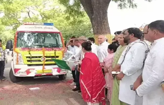 Rewari: स्वास्थ्य मंत्री ने एंबुलेंस बेड़े में शामिल कीं 30 नई गाड़ियां Rewari: स्वास्थ्य मंत्री ने एंबुलेंस बेड़े में शामिल कीं 30 नई गाड़ियां
