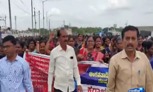 NEP वापसी की मांग पर आंगनबाड़ी कर्मियों का विरोध NEP वापसी की मांग पर आंगनबाड़ी कर्मियों का विरोध