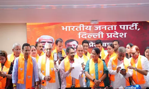 AAP से अलग हुए 16 पार्षदों ने थामा BJP का दामन AAP से अलग हुए 16 पार्षदों ने थामा BJP का दामन