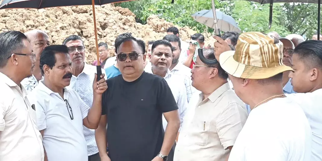 नागालैंड के डीसी टोविहोतो ने दीमापुर रेलवे स्टेशन पर काम का निरीक्षण किया नागालैंड के डीसी टोविहोतो ने दीमापुर रेलवे स्टेशन पर काम का निरीक्षण किया