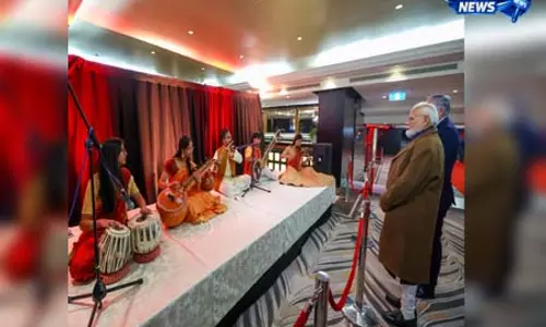ऑकलैंड में भारतीय संस्कृति के रंग देख PM मोदी ने की कलाकारों की सराहना ऑकलैंड में भारतीय संस्कृति के रंग देख PM मोदी ने की कलाकारों की सराहना