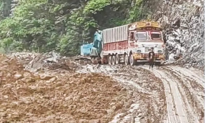Manipur: क्षतिग्रस्त NH-37 पर 300 से ज्यादा लोड गाड़ियां फंसी, TDC ने PIL की धमकी दी