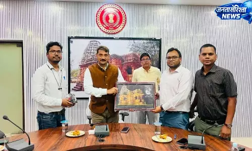 कलेक्टर गोपाल वर्मा ने ADM विनय पोयाम को स्मृति चिन्ह भेंट कर दी बधाई कलेक्टर गोपाल वर्मा ने ADM विनय पोयाम को स्मृति चिन्ह भेंट कर दी बधाई