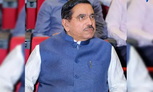 कर्नाटक सरकार सरकारी स्कूलों को बंद करने की ओर धकेल रही: प्रह्लाद जोशी कर्नाटक सरकार सरकारी स्कूलों को बंद करने की ओर धकेल रही: प्रह्लाद जोशी