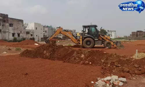 अवैध प्लाटिंग पर निगम की बड़ी कार्रवाई, चौरसिया कॉलोनी में JCB से काटी गई मुरम रोड
