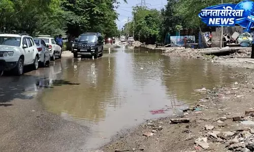 बारिश के बाद डूबी सड़कें, नगर निगम की तैयारी पर उठे सवाल बारिश के बाद डूबी सड़कें, नगर निगम की तैयारी पर उठे सवाल