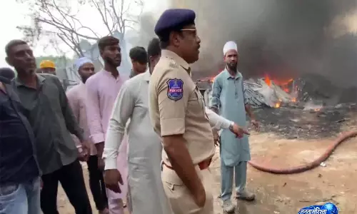 तेलंगाना में भीषण आग, Chadarghat में 7 दुकानें खाक तेलंगाना में भीषण आग, Chadarghat में 7 दुकानें खाक