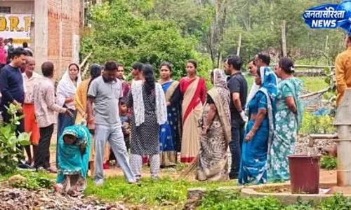 भुवनेश्वरपुर में अमृत सरोवर परिसर में चला स्वच्छता अभियान