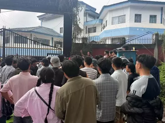 ITANAGAR: स्कॉलरशिप में देरी पर छात्रों का फूटा गुस्सा, सड़कों पर उतरकर किया विरोध प्रदर्शन ITANAGAR: स्कॉलरशिप में देरी पर छात्रों का फूटा गुस्सा, सड़कों पर उतरकर किया विरोध प्रदर्शन