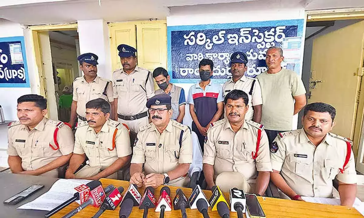 पापड़ के पैकेट और ATM के निशान से पुलिस को अंधेपन का पता लगाने में मदद मिली पापड़ के पैकेट और ATM के निशान से पुलिस को अंधेपन का पता लगाने में मदद मिली