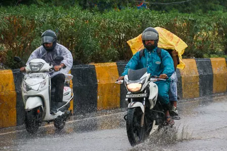 लगातार बारिश से एनसीआर को बड़ी राहत: गर्मी और प्रदूषण से मिली निजात, लेकिन जलभराव और ट्रैफिक बना बड़ी चुनौती लगातार बारिश से एनसीआर को बड़ी राहत: गर्मी और प्रदूषण से मिली निजात, लेकिन जलभराव और ट्रैफिक बना बड़ी चुनौती