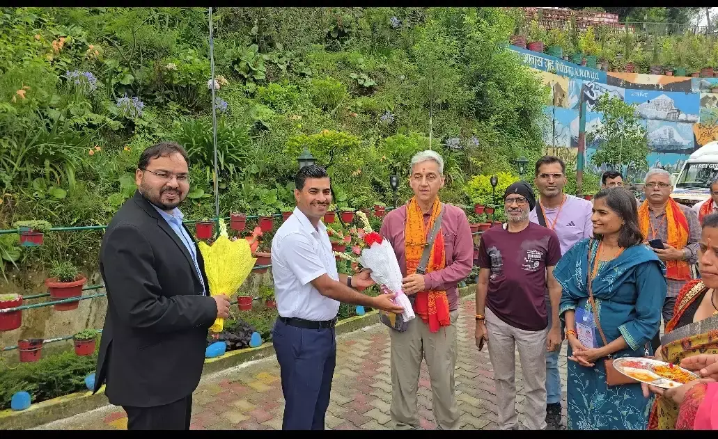 Pithoragarh: पिथौरागढ़ में कैलाश मानसरोवर यात्रियों का हुआ अभिनंदन Pithoragarh: पिथौरागढ़ में कैलाश मानसरोवर यात्रियों का हुआ अभिनंदन
