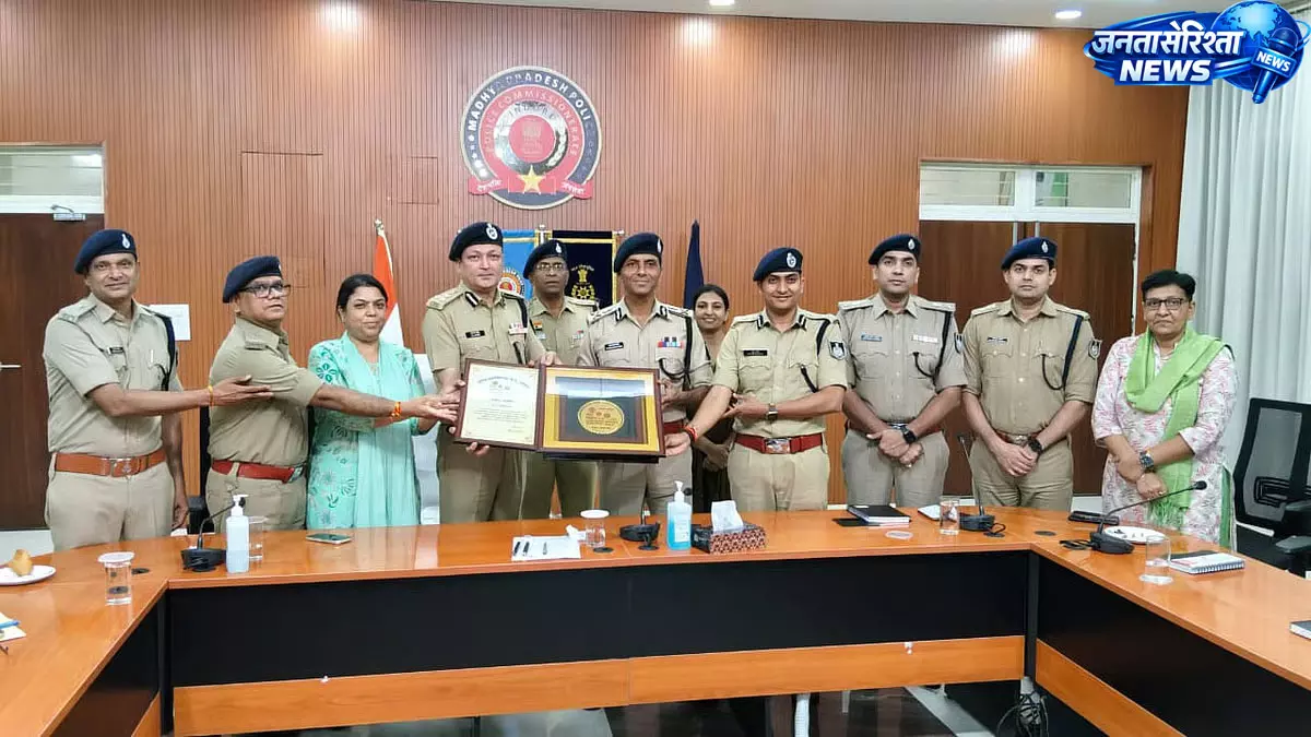 ‘सेफ क्लिक 2.0’ अभियान में इंदौर पुलिस को राज्य स्तरीय सम्मान ‘सेफ क्लिक 2.0’ अभियान में इंदौर पुलिस को राज्य स्तरीय सम्मान
