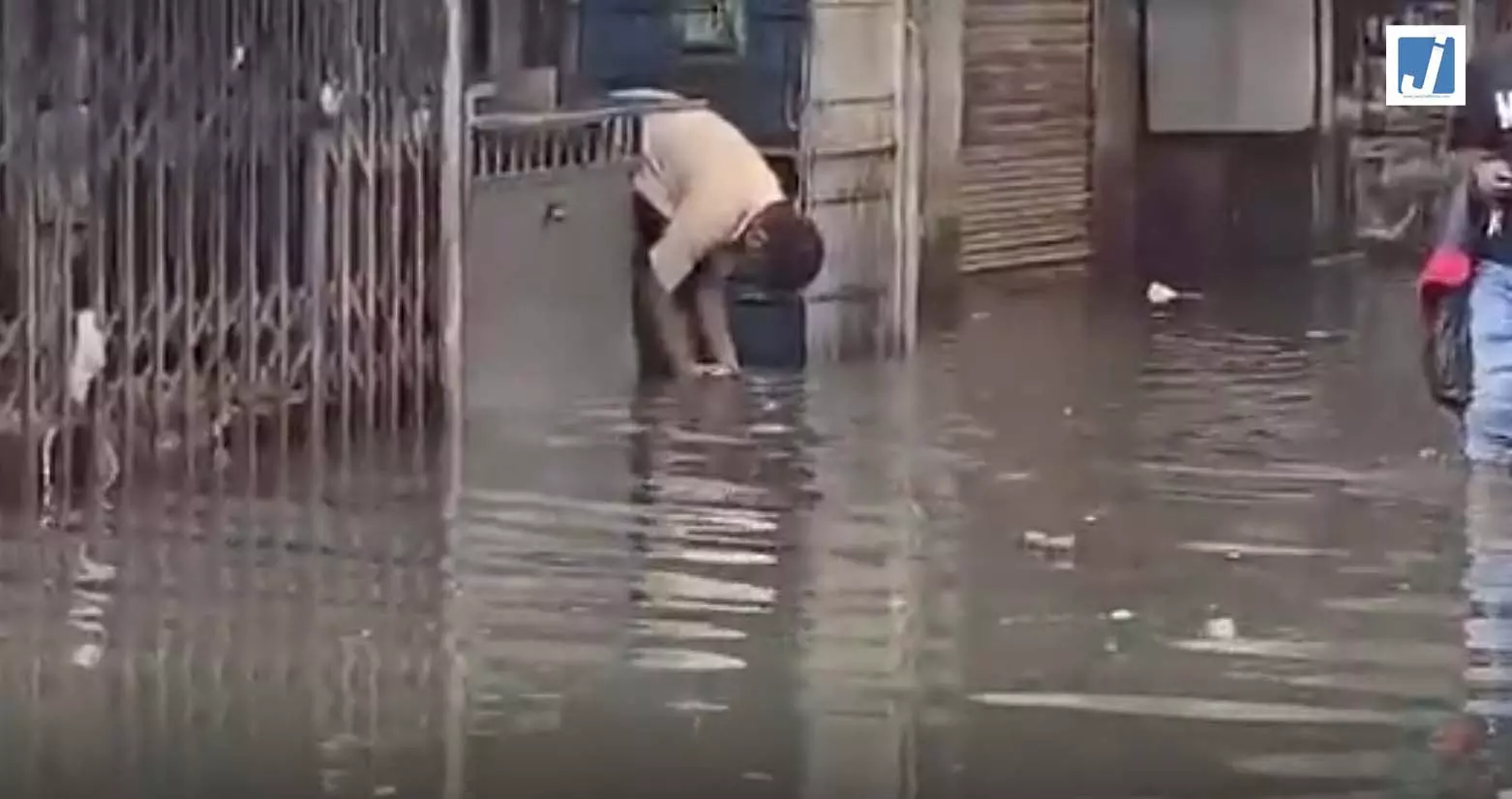 हद हो गई! नाले के गंदे पानी से धोई चाय की केतली, वीडियो देख खौल उठा जनता का खून हद हो गई! नाले के गंदे पानी से धोई चाय की केतली, वीडियो देख खौल उठा जनता का खून