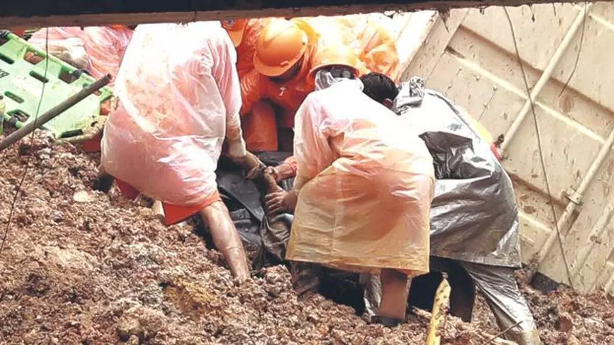 कल्लाडी लैंडस्लाइड: पर्यावरण कार्यकर्ताओं का आरोप, अधिकारी भी दोषी कल्लाडी लैंडस्लाइड: पर्यावरण कार्यकर्ताओं का आरोप, अधिकारी भी दोषी