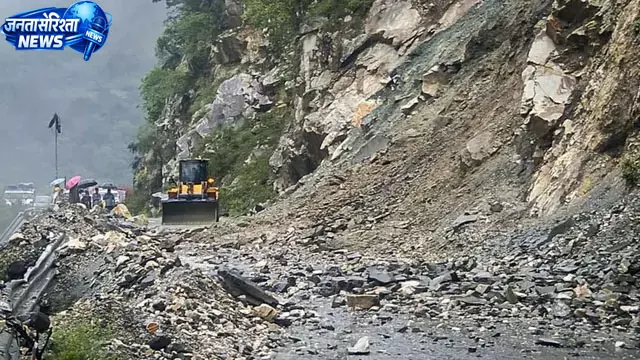 देशभर में मानसून का कहर, भारी बारिश से जलभराव-भूस्खलन और हादसे देशभर में मानसून का कहर, भारी बारिश से जलभराव-भूस्खलन और हादसे