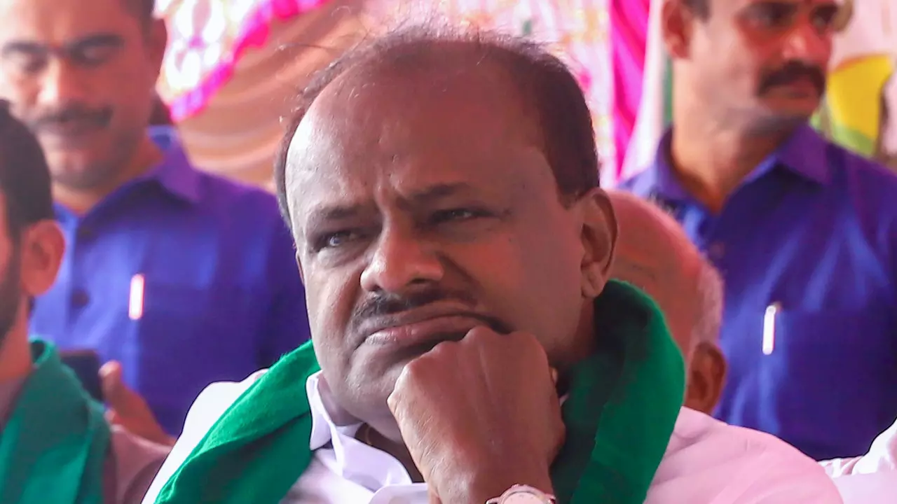 Karnataka SIR विवाद: कुमारस्वामी ने सीईओ के ‘अनियमितताओं’ वाले दावे पर सवाल उठाए Karnataka SIR विवाद: कुमारस्वामी ने सीईओ के ‘अनियमितताओं’ वाले दावे पर सवाल उठाए