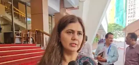 बारिश-तूफान से गिरे पेड़ों पर सरकार अलर्ट, पंकजा मुंडे ने बताया आगे का प्लान बारिश-तूफान से गिरे पेड़ों पर सरकार अलर्ट, पंकजा मुंडे ने बताया आगे का प्लान