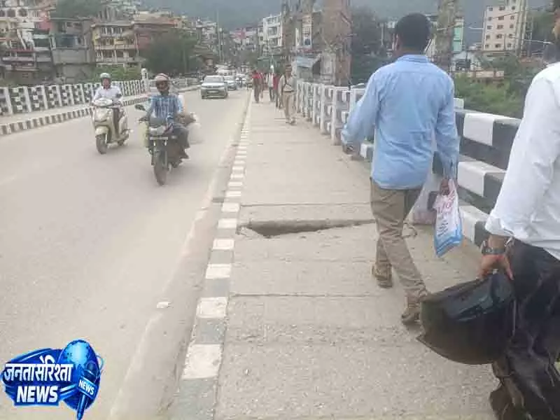 Mandi में क्षतिग्रस्त पुल का फुटपाथ बना खतरा Mandi में क्षतिग्रस्त पुल का फुटपाथ बना खतरा