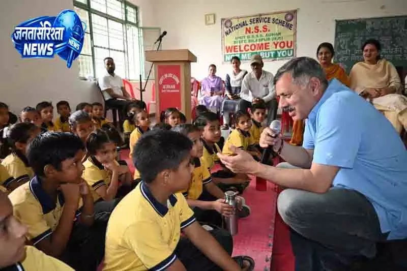 Hamirpur युवाओं को मंत्री की सीख, लक्ष्य पर रखें फोकस Hamirpur युवाओं को मंत्री की सीख, लक्ष्य पर रखें फोकस