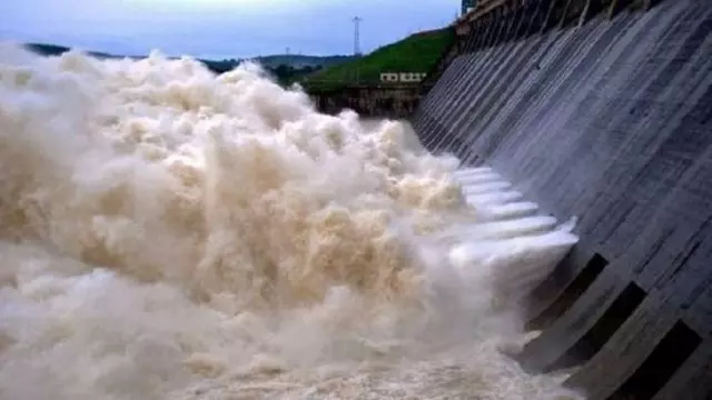 जलस्तर बढ़ने पर Hirakud जलाशय से 10 स्लुइस गेटों के ज़रिए बाढ़ का पानी छोड़ा गया जलस्तर बढ़ने पर Hirakud जलाशय से 10 स्लुइस गेटों के ज़रिए बाढ़ का पानी छोड़ा गया