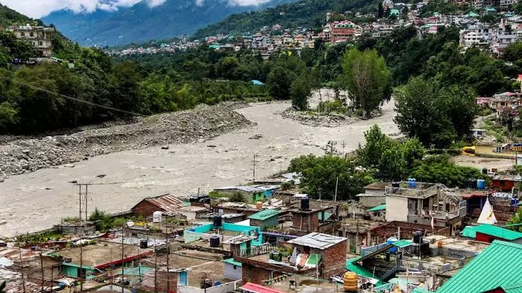 Shimla: भारी बारिश से हिमाचल बेहाल, कई सड़कें बंद और जनजीवन प्रभावित Shimla: भारी बारिश से हिमाचल बेहाल, कई सड़कें बंद और जनजीवन प्रभावित
