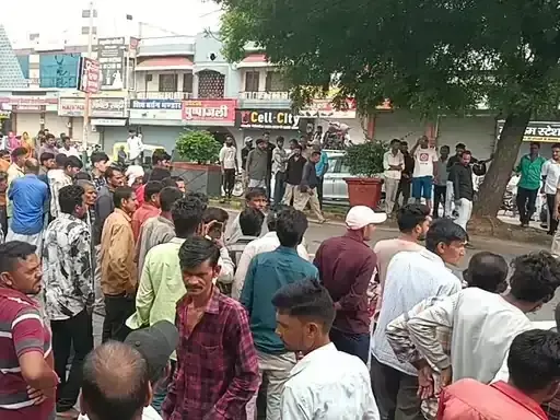 Dungarpur: डूंगरपुर में दर्दनाक हादसा, बस की चपेट में आने से दो युवकों की जान गई Dungarpur: डूंगरपुर में दर्दनाक हादसा, बस की चपेट में आने से दो युवकों की जान गई