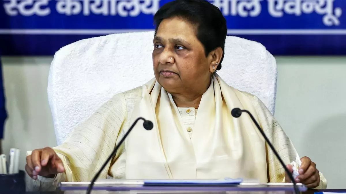 Lucknow: मायावती ने कानून का पालन करते हुए संघर्ष करने की अपील की Lucknow: मायावती ने कानून का पालन करते हुए संघर्ष करने की अपील की