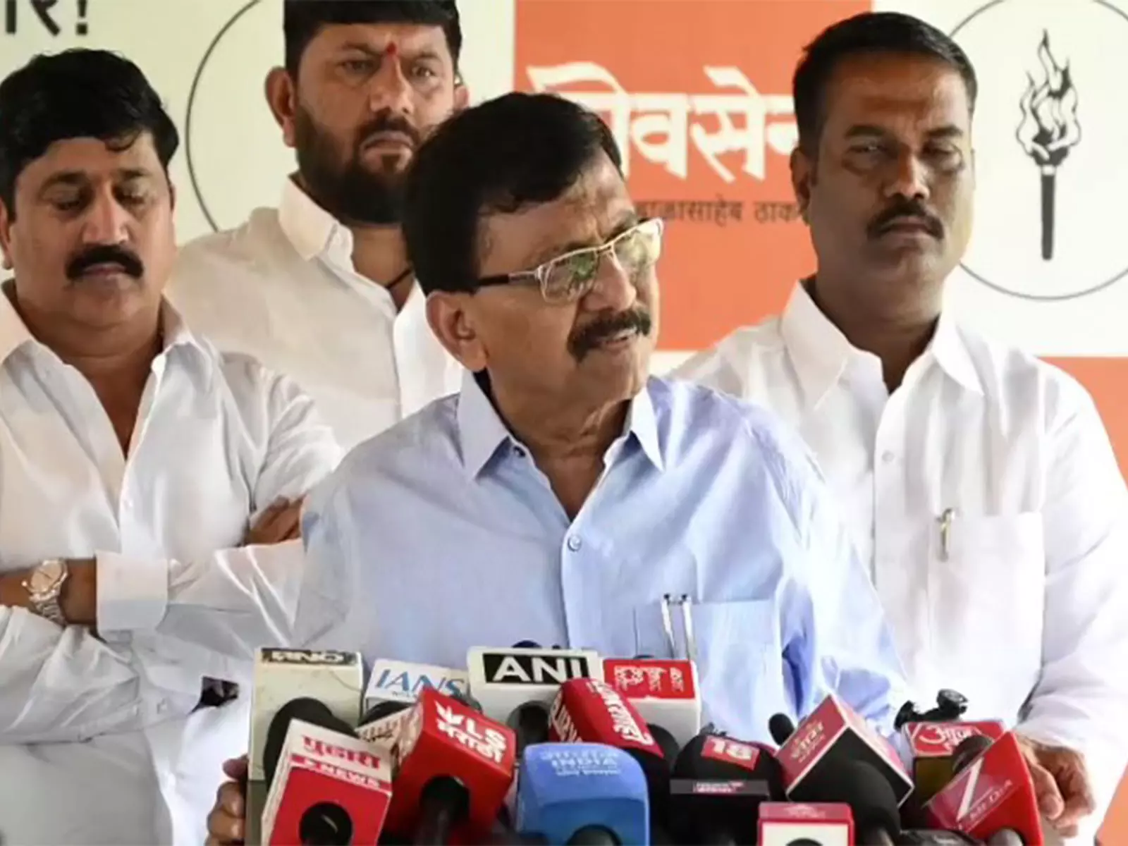 बीजेपी नेता गडकरी को बदनाम करने की कोशिश कर रहे हैं: संजय राउत ने BJP में मतभेद का आरोप लगाया बीजेपी नेता गडकरी को बदनाम करने की कोशिश कर रहे हैं: संजय राउत ने BJP में मतभेद का आरोप लगाया