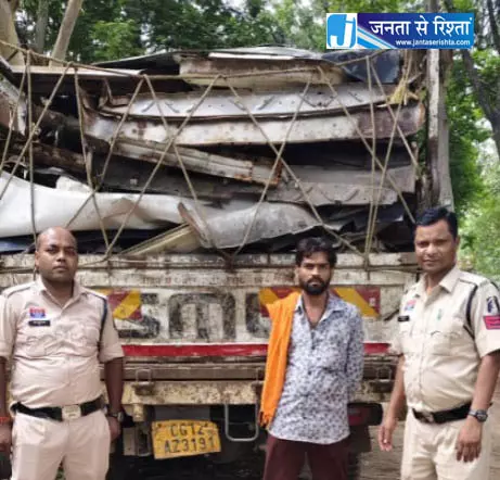 दो मालवाहक को पुलिस ने किया जब्त, 28 लाख का कबाड़ जब्त दो मालवाहक को पुलिस ने किया जब्त, 28 लाख का कबाड़ जब्त