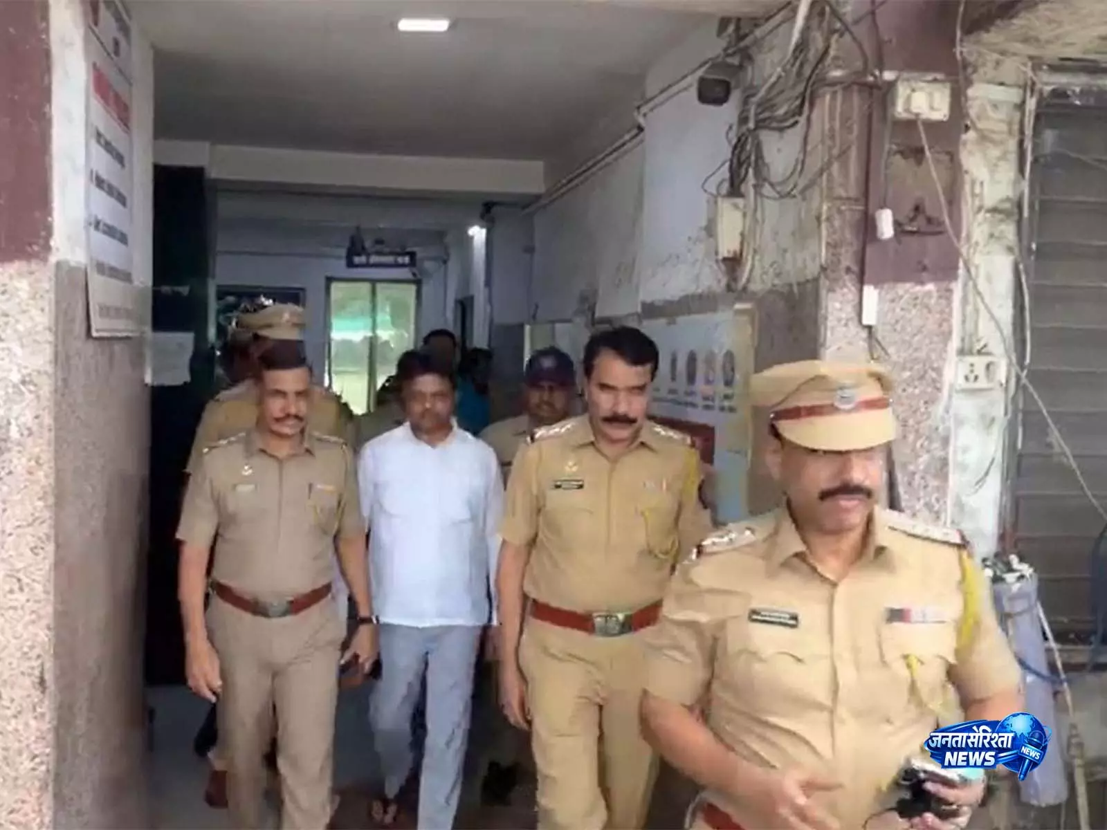 KDMC अस्पताल हमला मामला: शिवसेना पार्षद म्हात्रे को कल्याण सत्र न्यायालय ले जाया गया KDMC अस्पताल हमला मामला: शिवसेना पार्षद म्हात्रे को कल्याण सत्र न्यायालय ले जाया गया