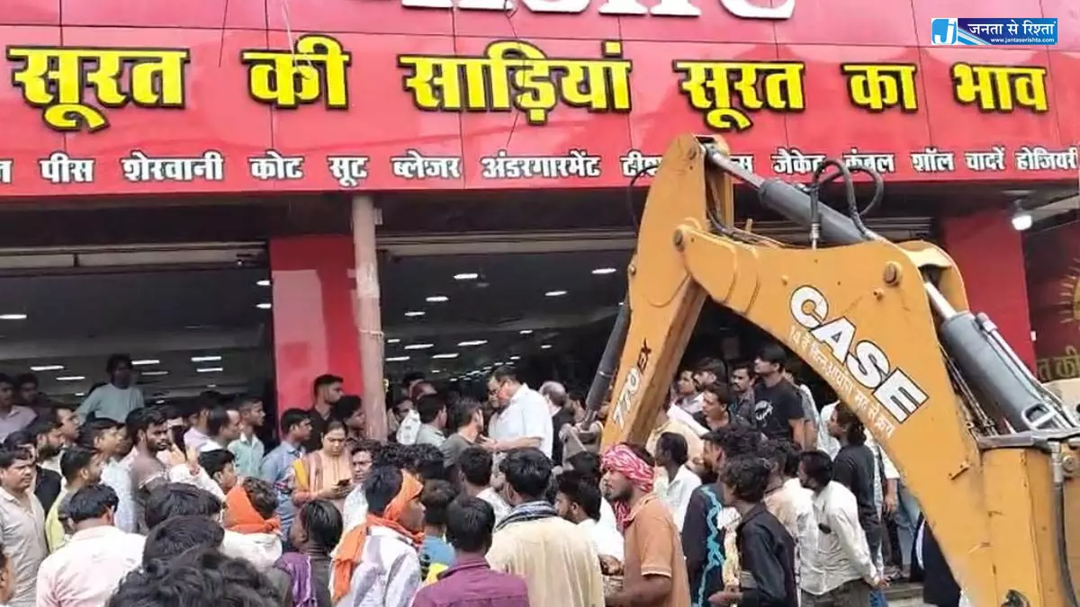 पंडरी कपड़ा मार्केट में चला बुलडोजर पंडरी कपड़ा मार्केट में चला बुलडोजर