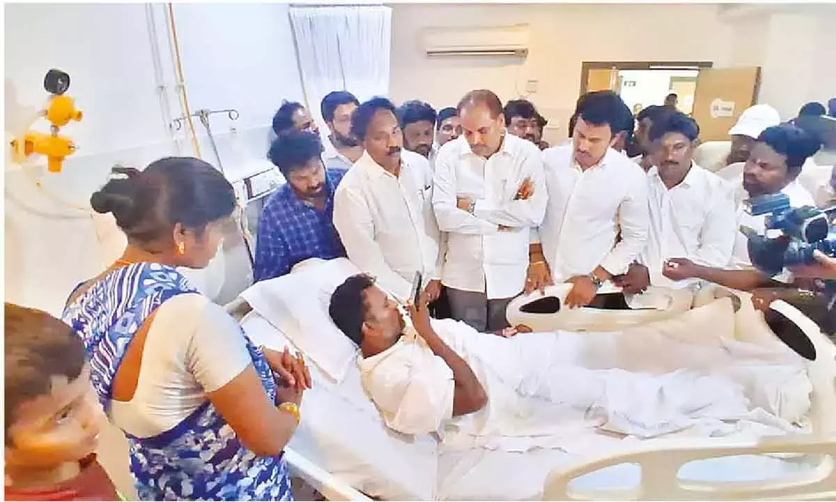 Andhra: जगन ने मछुआरे कारी चिन्ना को मदद का भरोसा दिया Andhra: जगन ने मछुआरे कारी चिन्ना को मदद का भरोसा दिया