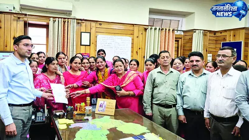 मानदेय से लेकर पेंशन तक, आशा कर्मचारियों ने सरकार के सामने रखीं 17 मांगें मानदेय से लेकर पेंशन तक, आशा कर्मचारियों ने सरकार के सामने रखीं 17 मांगें