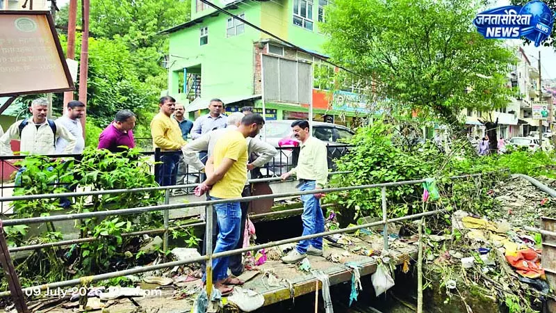 बारिश से उफना नाला, पदर बाजार की दुकानों में घुसा पानी बारिश से उफना नाला, पदर बाजार की दुकानों में घुसा पानी