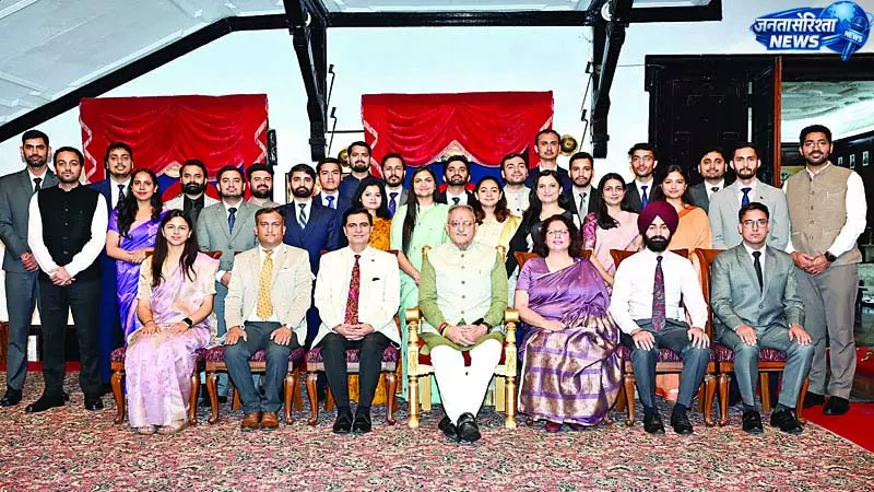 अधिकारियों को दिया सुशासन का मंत्र अधिकारियों को दिया सुशासन का मंत्र