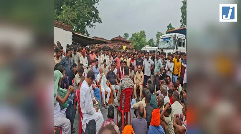 कोयला लदे वाहन ने CRPF जवान को रौंदा, विरोध में 20 घंटे से सड़क जाम कोयला लदे वाहन ने CRPF जवान को रौंदा, विरोध में 20 घंटे से सड़क जाम