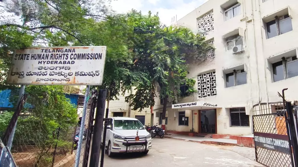 Telangana मानवाधिकार आयोग ने गुरुकुल में फूड पॉइज़निंग मामले में खुद संज्ञान लिया Telangana मानवाधिकार आयोग ने गुरुकुल में फूड पॉइज़निंग मामले में खुद संज्ञान लिया