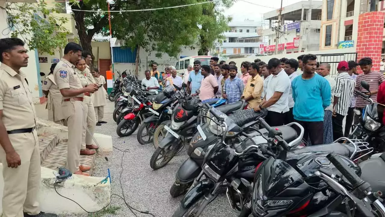 Telangana: पेबैर पुलिस ने बिना नंबर प्लेट वाले वाहनों के खिलाफ विशेष अभियान चलाया Telangana: पेबैर पुलिस ने बिना नंबर प्लेट वाले वाहनों के खिलाफ विशेष अभियान चलाया